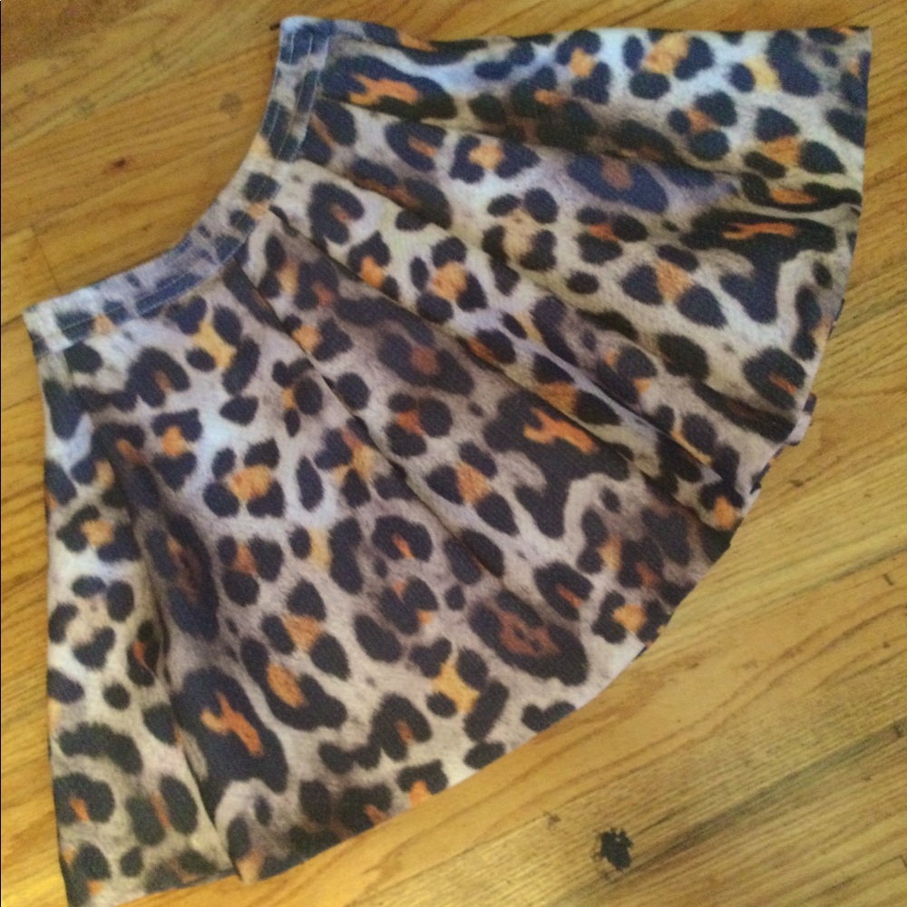 H&M Leopard print full miniskirt. SZ 4
